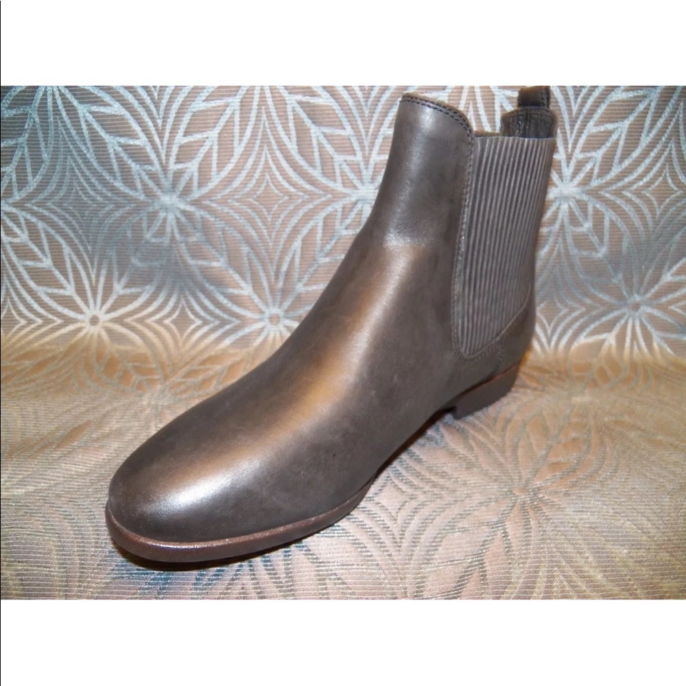 New Womens UGG JO Black Leather Short Ankle Boots - Picture 3 of 5